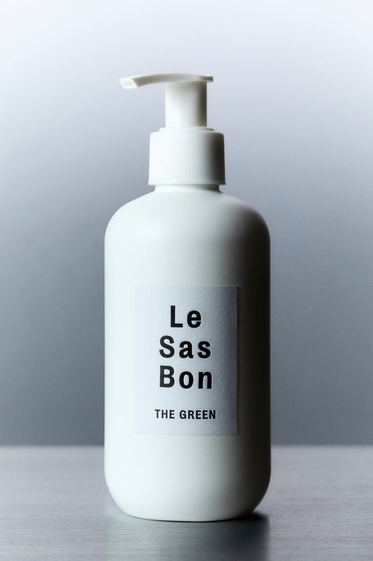 Recycble white matte hand soap dispenser showcasing Le Sas Bon "The Green" vegan and paraben-free hand wash against grey gradient background